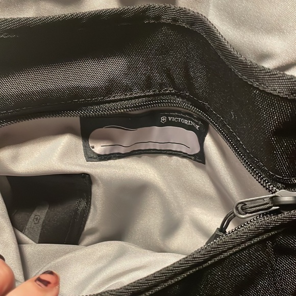 NWOT Victorinox Altmont Original Flapover Digital Bag in black - Picture 4 of 6